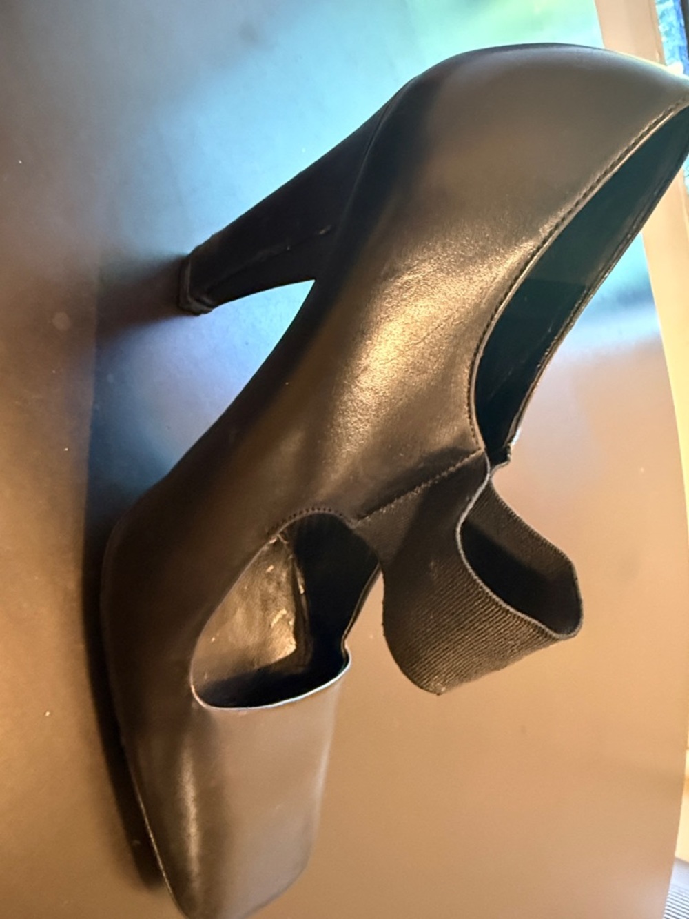 Prada Elegant Black Leather Heels - Picture 3 of 3